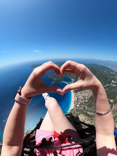 Yamaç paraşütü sonrası mutlu turist grubu