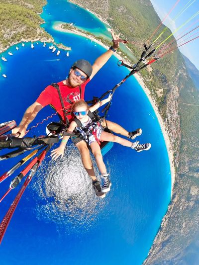 Ölüdeniz'in turkuaz suları üzerinde uçan yamaç paraşütü